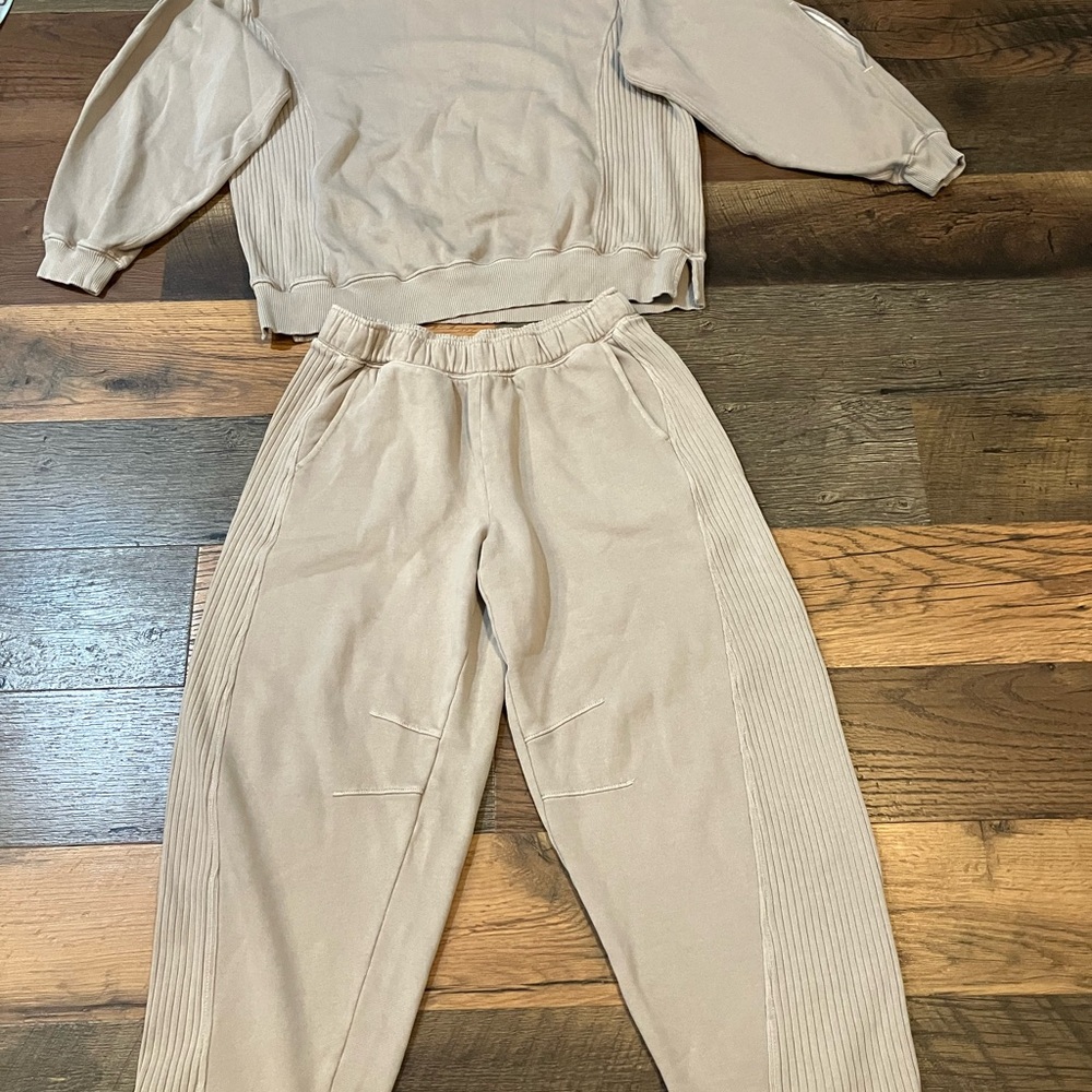 Aerie Tres chic sweatshirt with key holes on arms & matching barrel sweatpants
